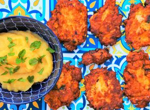 Foto principal de Latkes de boniato y patata con salsa de manzana y menta