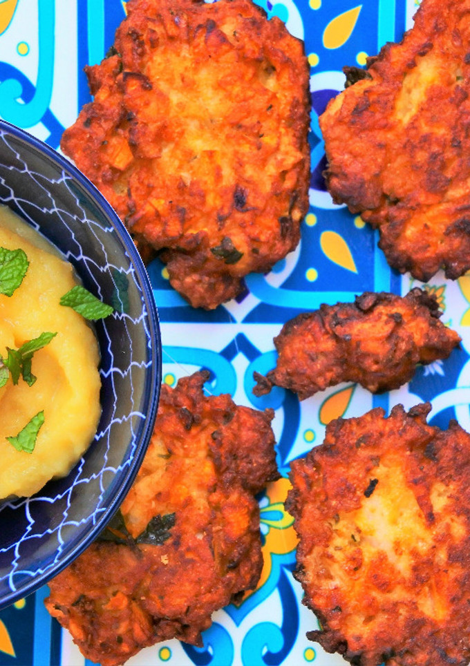 Una foto de Latkes de boniato y patata con salsa de manzana y menta