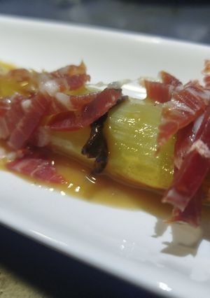 Una foto de Puerros confitados con velouté de setas y trufa