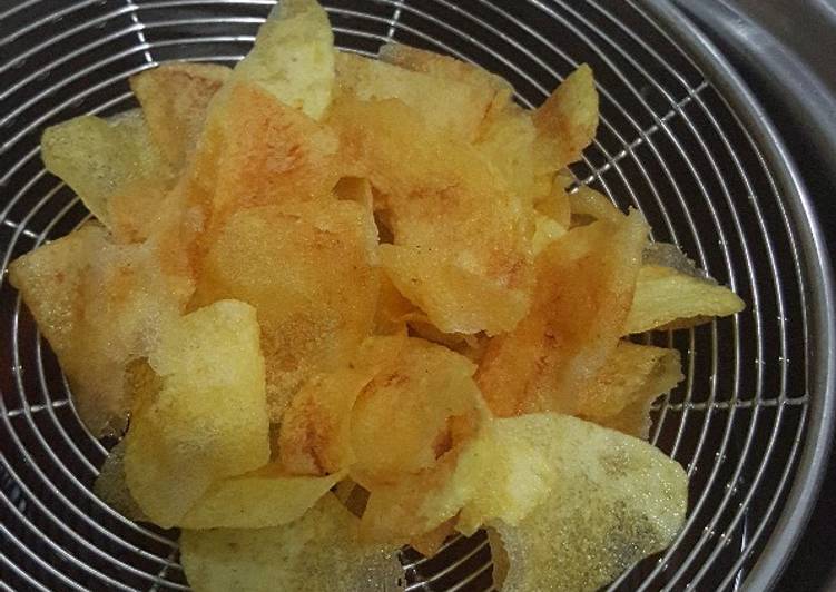  Resep  Keripik kentang tipis  garing  renyah oleh Devina 