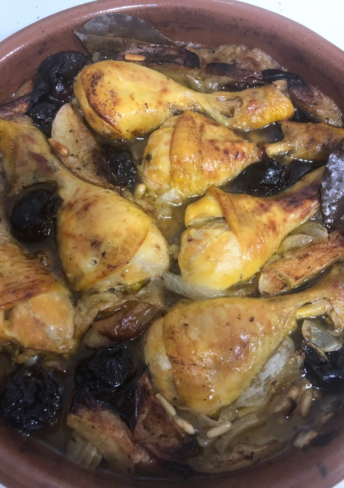 Una foto de Pollo al horno con ciruelas y piñones