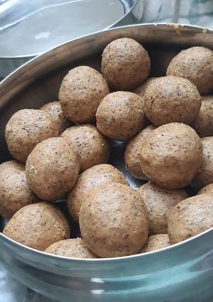 मेवा और बेसन के लड्डू (mewa aur besan ke ladoo recipe in Hindi) रेसिपी मुख्य फोटो