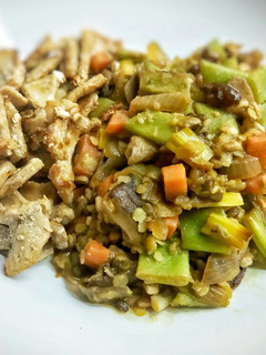 Una foto de Lomo con mezcla de verduras, lentejas y espelta