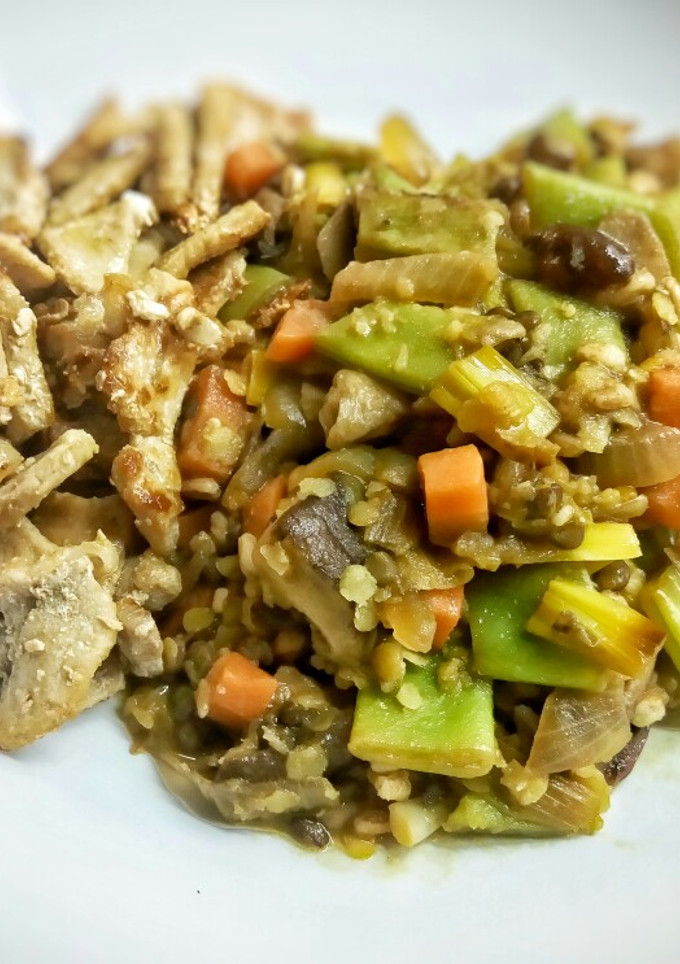Una foto de Lomo con mezcla de verduras, lentejas y espelta