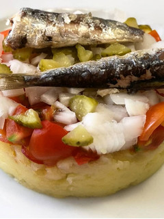 Una foto de Timbal de ensalada de patata y sardinas en aceite