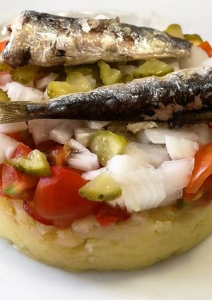 Una foto de Timbal de ensalada de patata y sardinas en aceite