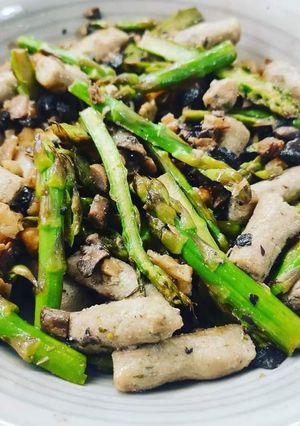 Foto di Gnocchi di tofu al grano saraceno ed erbe aromatiche con ragù di funghi, asparagi e noci