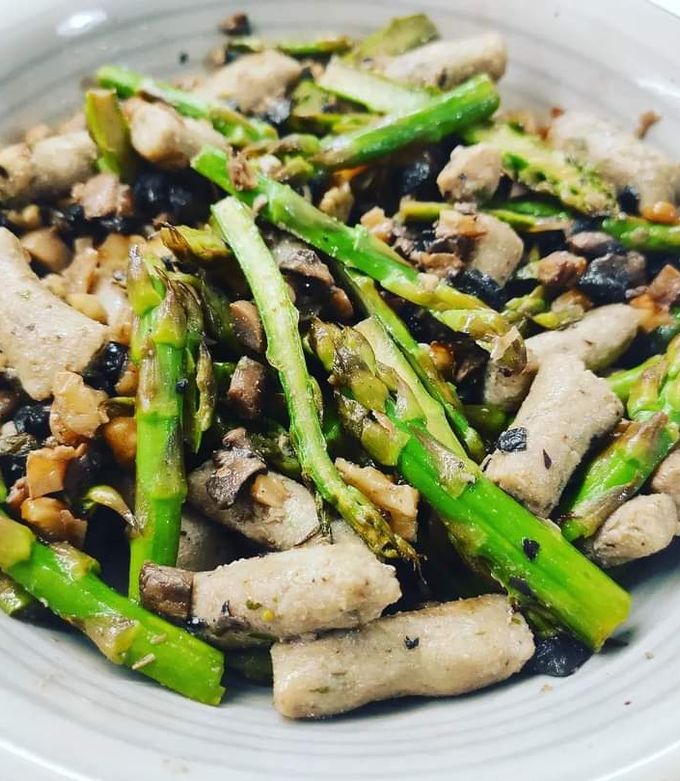 Foto di Gnocchi di tofu al grano saraceno ed erbe aromatiche con ragù di funghi, asparagi e noci