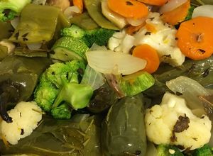 Una foto de Cueresmeños con verduras encurtidos