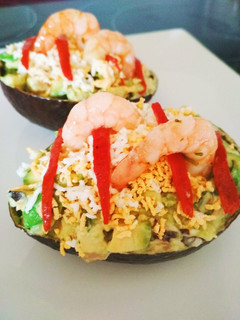 Una foto de Aguacate relleno de lechuga y "frutos del mar"