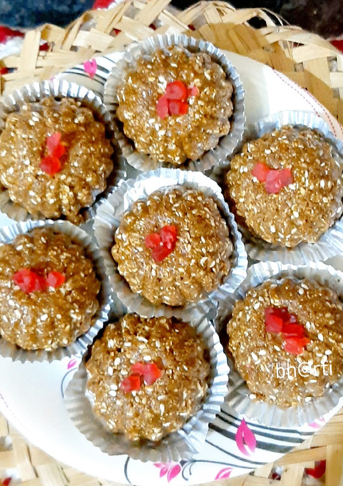 कर्नाटक स्पेशल तंबीट लाडू (tambit ladoo recipe in marathi) रेसिपी चे मुख्य फोटो 