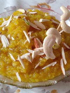 मूँग दाल हलवा (Moong Dal Halwa recipe in Hindi) रेसिपी मुख्य फोटो