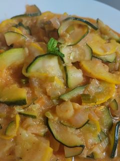 Una foto de Calabacines en salsa de tomate y queso crema🥙🥯🥘