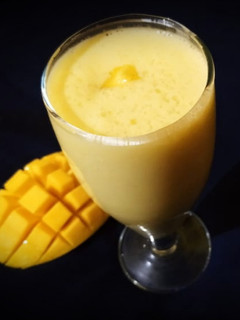 मैंगो लस्सी (Mango Lassi recipe in hindi) रेसिपी मुख्य फोटो