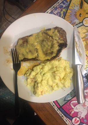 A picture of Bearnaise sauce for steak.