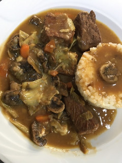 Una foto de Estofado de carne 🥩 con arroz