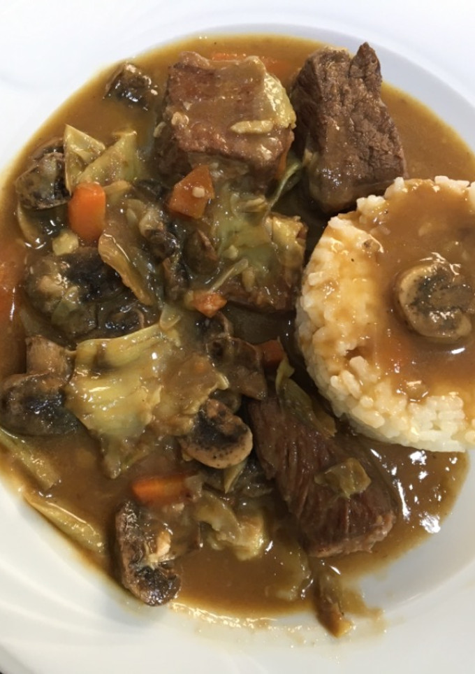 Una foto de Estofado de carne 🥩 con arroz