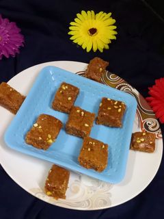दूध और घी के मावा की बर्फी (Doodh Aur Ghee Ke Mawa ki Barfi ki recipe in hindi) रेसिपी मुख्य फोटो