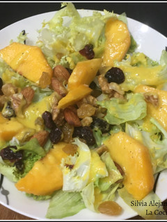 Una foto de Ensalada de melocotón con mix de frutos secos