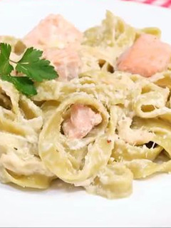 Una foto de Spaghetti en salsa blanca con salmón