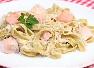 Una foto de Spaghetti en salsa blanca con salmón