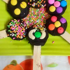 Oreo buiscuit chocolate lollipops A picture of Oreo buiscuit chocolate lollipops.