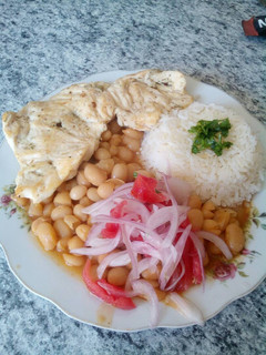 Una foto de Frejol con pechuga a la plancha