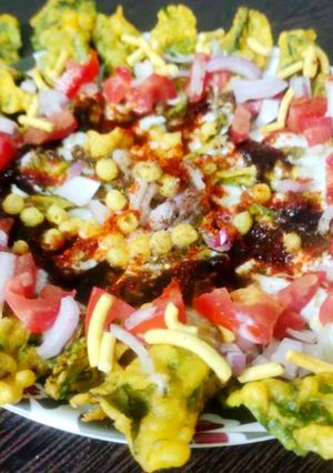 पालक पकौड़ी चाट (palak pakodi chaat recipe in Hindi) रेसिपी मुख्य फोटो