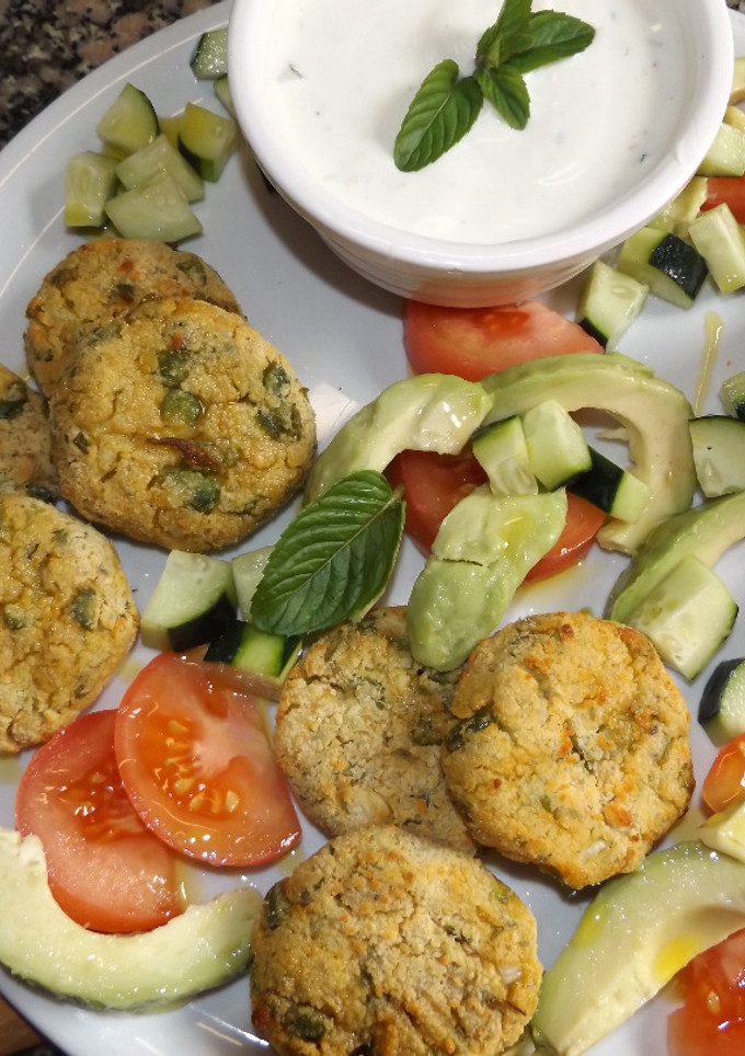 Una foto de Tortitas de garbanzos y guisantes con aceite de pistachos
