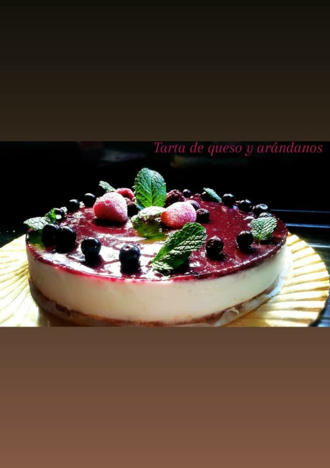 Una foto de Tarta de queso y arándanos