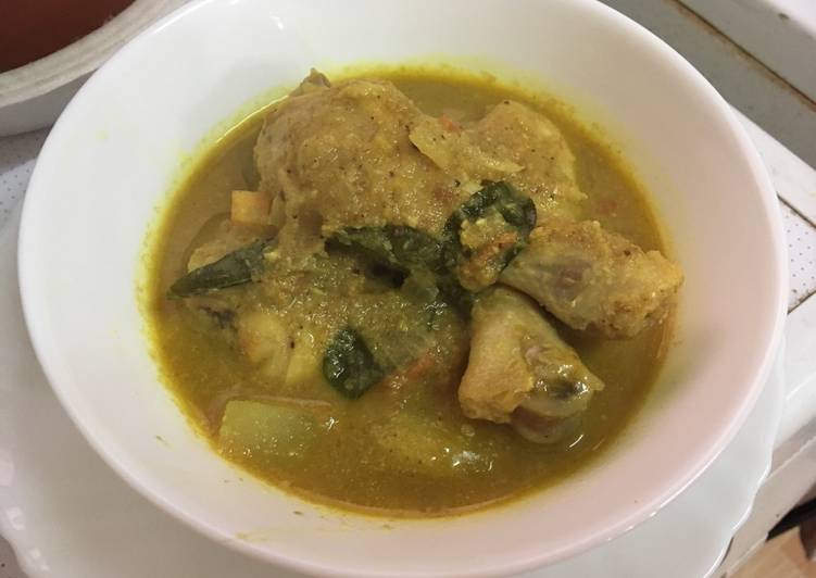 Kari Ayam (chicken salna)