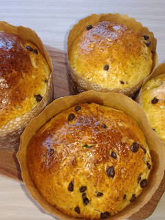 Una foto de Pan dulce con chocolate y almendras