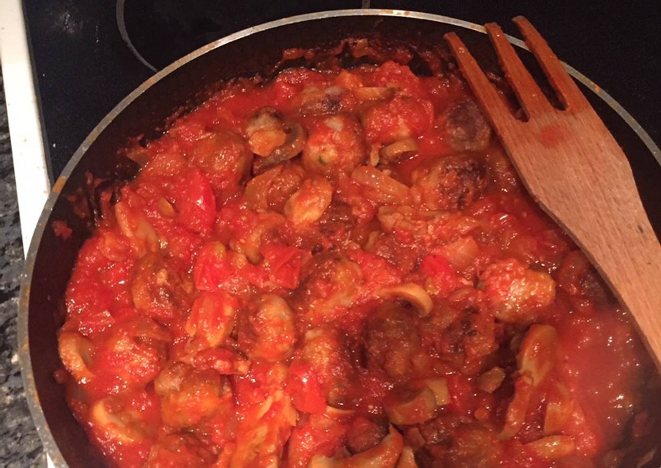 Albóndigas con champiñones en salsa de tomate