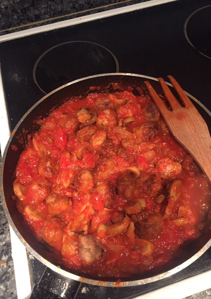 Una foto de Albóndigas con champiñones en salsa de tomate