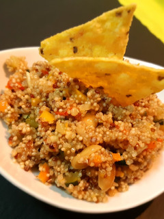 Una foto de Ensalada templada de quinoa al curry con verduras y cacahuetes