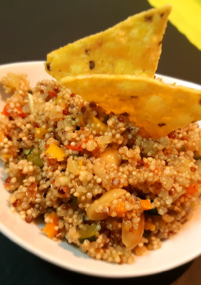 Una foto de Ensalada templada de quinoa al curry con verduras y cacahuetes