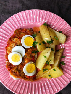 Una foto de Merluza en piperrada con patatas gajo en MyCook Touch