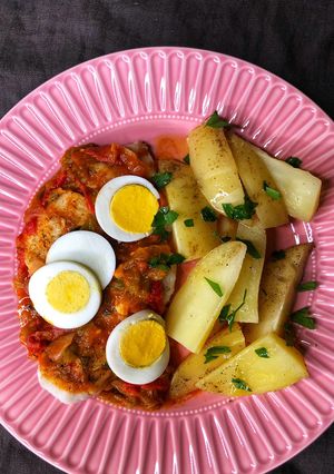 Una foto de Merluza en piperrada con patatas gajo en MyCook Touch