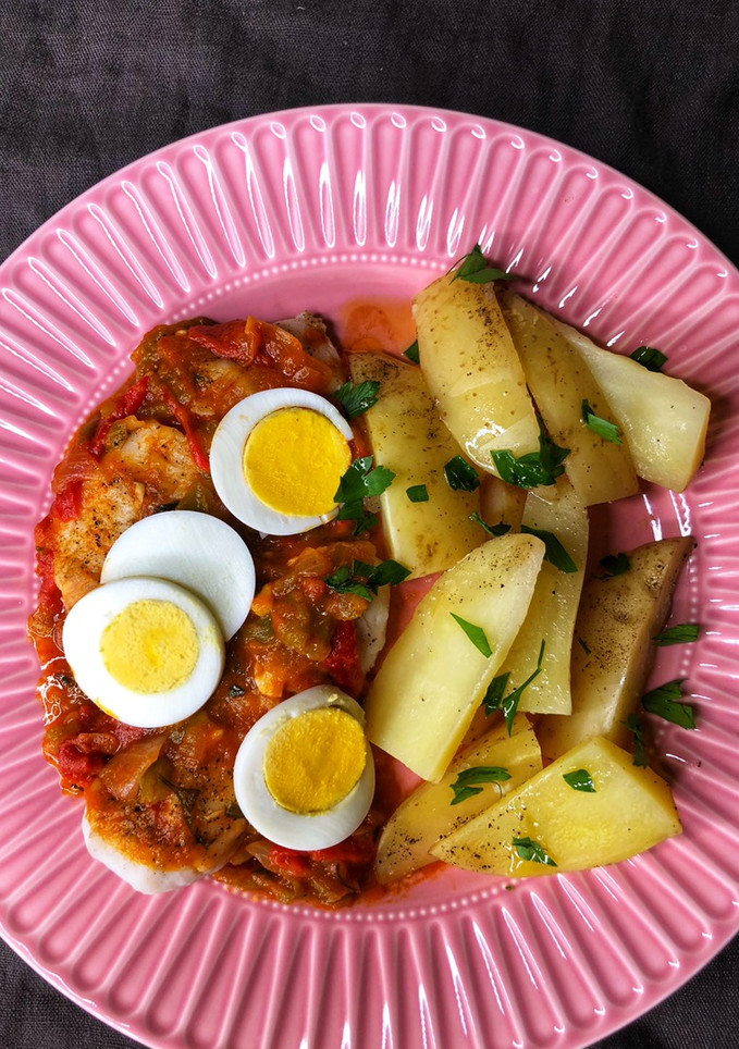 Una foto de Merluza en piperrada con patatas gajo en MyCook Touch