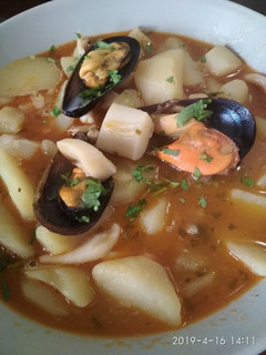 Una foto de Guiso de patatas con sepia y mejillones