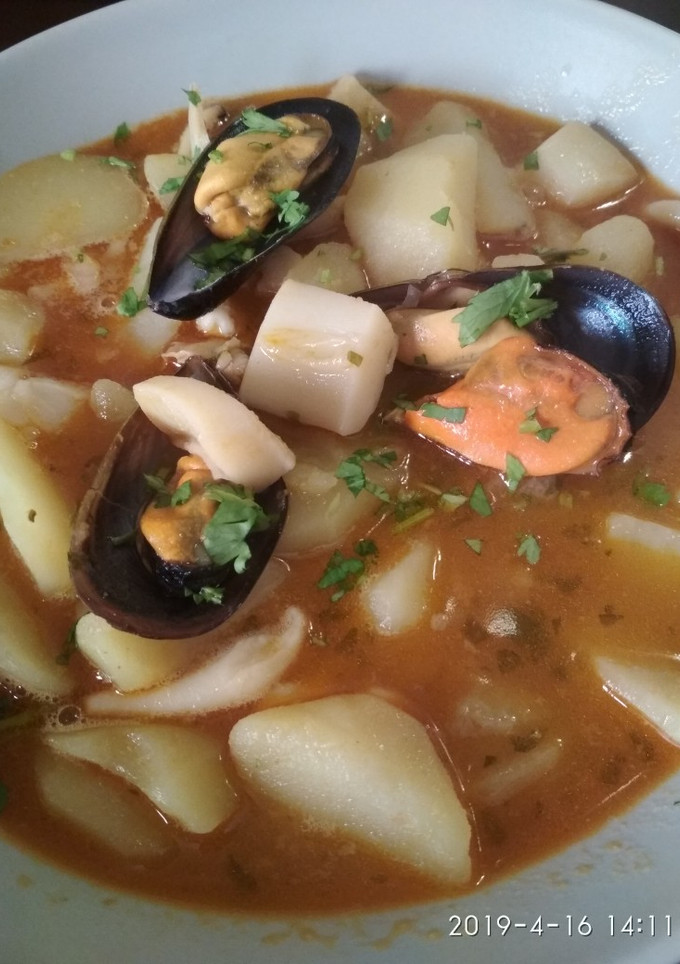 Una foto de Guiso de patatas con sepia y mejillones