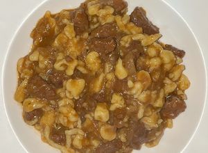 Una foto de Goulash con Spatzle