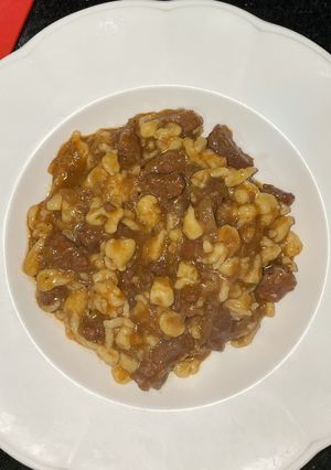 Una foto de Goulash con Spatzle