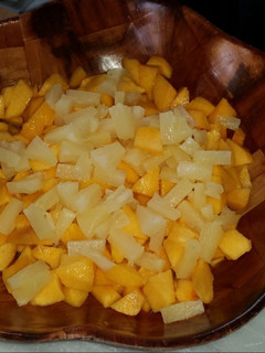 Una foto de Ensalada de melocotón y piña