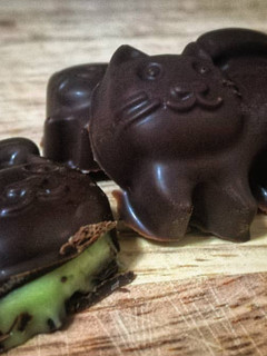 Una foto de Bombones de chocolate negro y mousse de aguacate