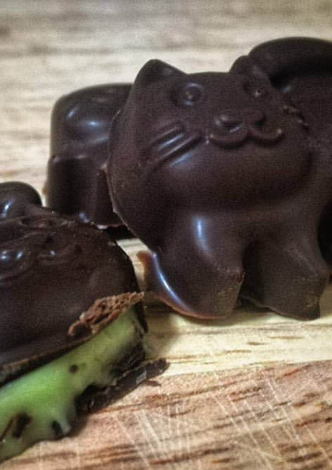 Una foto de Bombones de chocolate negro y mousse de aguacate