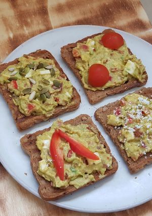 صورة لوصفة الافوكا بجبنة الحلوم