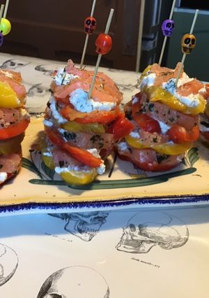 Une photo de Millefeuille de poivrons bicolores,cœur de saumon fumé et crème de feta
