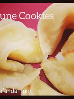 A picture of Fortune Cookies.