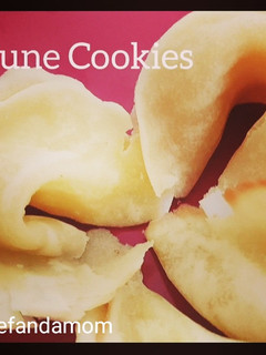 A picture of Fortune Cookies.
